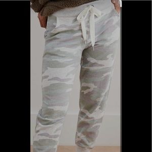 👽Aerie camo print crop jogger size M👽